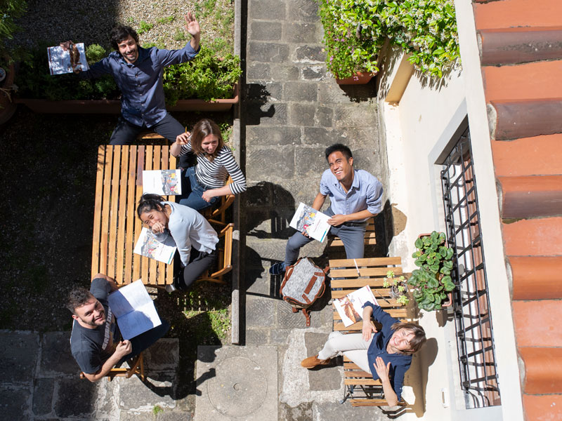 Erwachsene lernen Italienisch im Garten mit Fokus auf Grammatik und Konversation