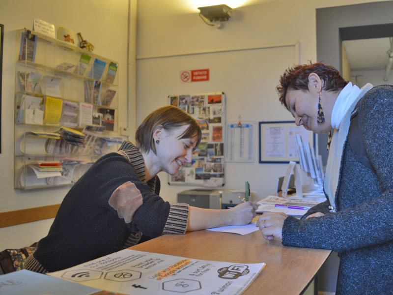 Beratung und Anmeldung an der Rezeption der Sprachschule während der Sprachreise