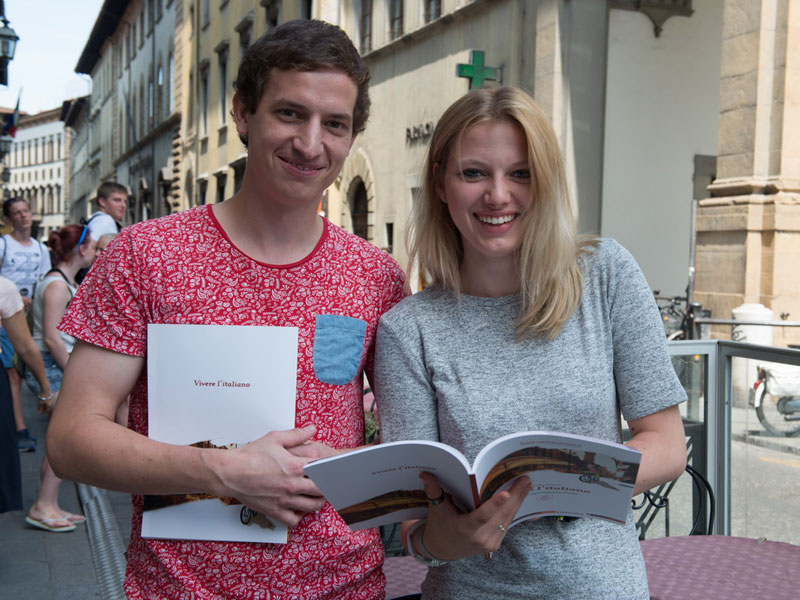 Sprachreisende lernen Italienisch im Austausch mit anderen Teilnehmenden im Alltag
