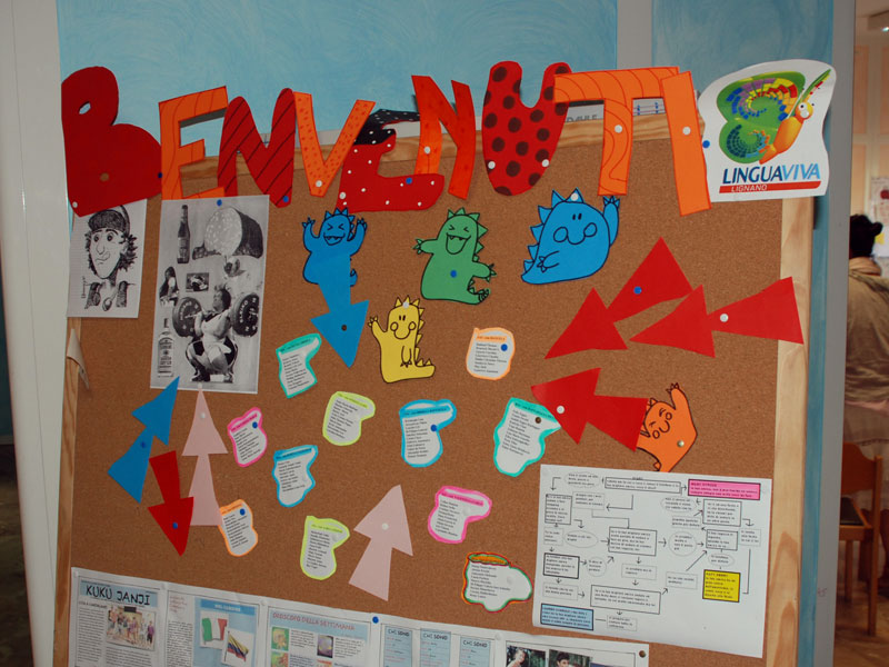 Willkommens- und Infotafel des Linguaviva Lignano Sommercamps mit bunten Dekorationen