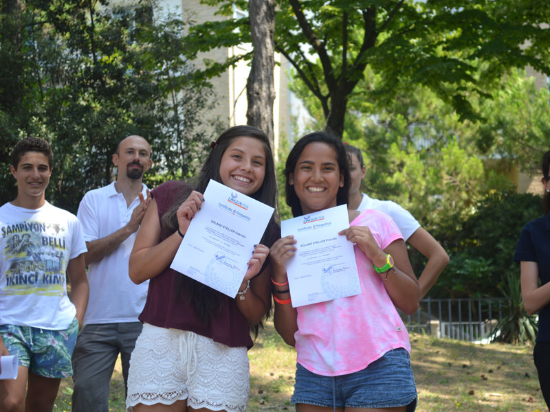 Jugendliche erhalten Teilnahmezertifikate im Sommercamp der Sprachschule Linguaviva Lignano