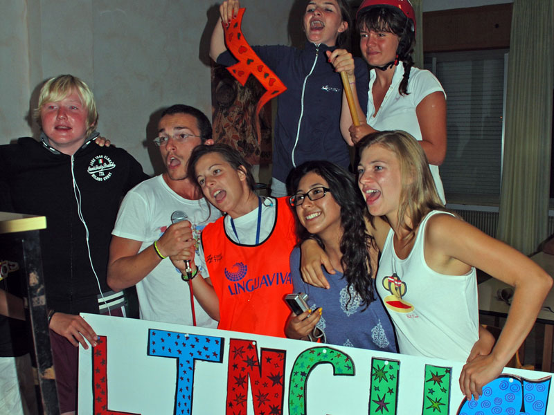 Jugendliche bei Freizeitaktivitäten im Linguaviva Lignano Sommercamp