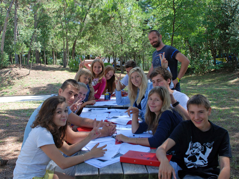 Italienischunterricht für Jugendliche im Freien im Sommercamp Linguaviva Lignano