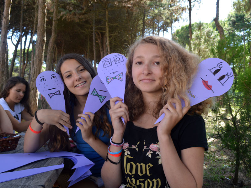 Jugendliche gestalten kreative Bastelarbeiten im Sommercamp Linguaviva Lignano