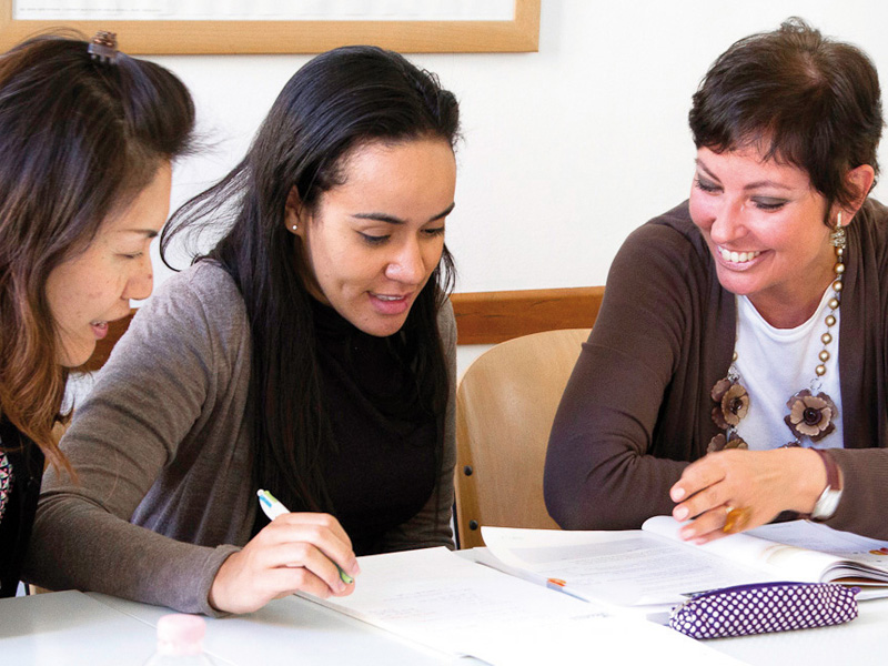 Sprachkurs an der Linguaviva Mailand mit drei erwachsenen Kursteilnehmenden im Unterricht