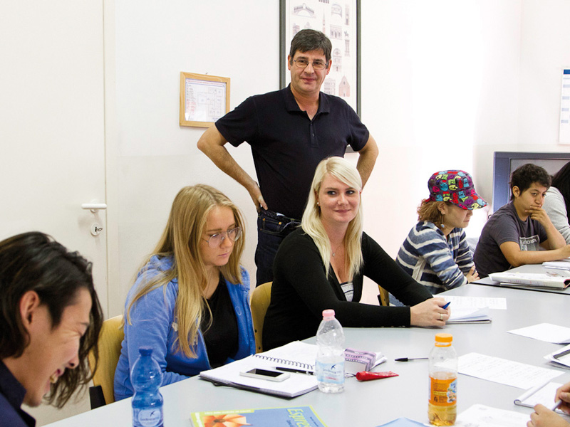 Klassenzimmer der Sprachschule Linguaviva Mailand mit Lehrkraft und internationalen Sprachschülern