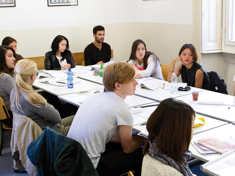 Italienischunterricht bei Linguaviva Mailand mit internationalen Teilnehmenden