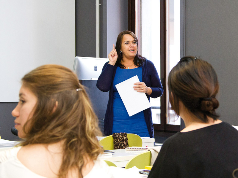 Moderne Unterrichtssituation an der Sprachschule Linguaviva Mailand mit Lehrkraft