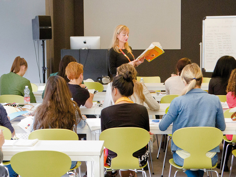 Italienischkurs bei Linguaviva Mailand in modernem Klassenzimmer mit Lehrerin