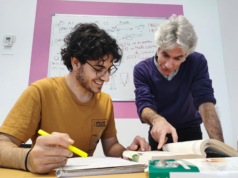 Corso di italiano a Milano insegnante spiega la grammatica durante il corso nella scuola di lingua