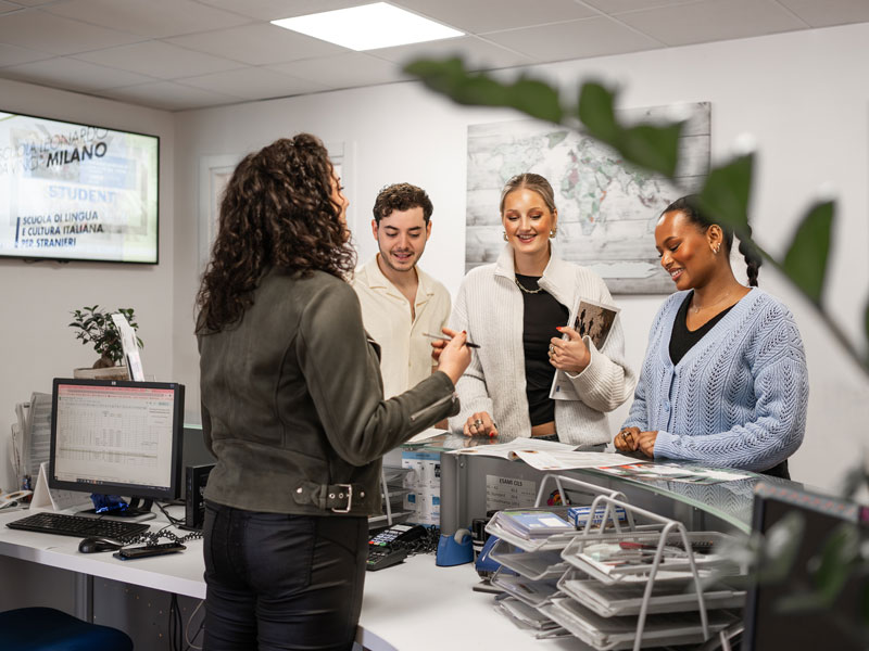 Reception della scuola di lingua a Milano consulenza ai partecipanti internazionali per il loro soggiorno linguistico