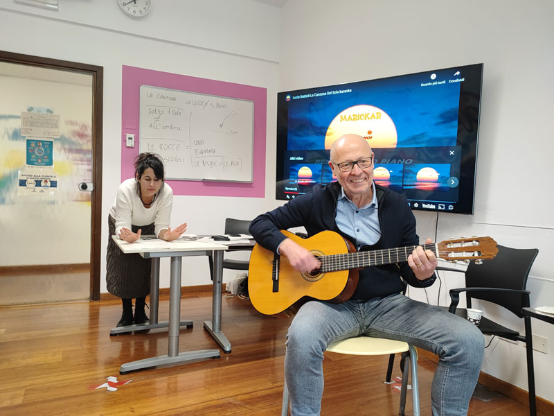 Corso creativo di italiano a Milano lezione di musica come parte del soggiorno linguistico