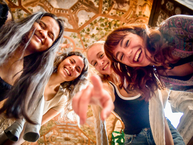 Teilnehmende einer Sprachschule in Rom erleben Gemeinschaft und sprechen Italienisch im Alltag