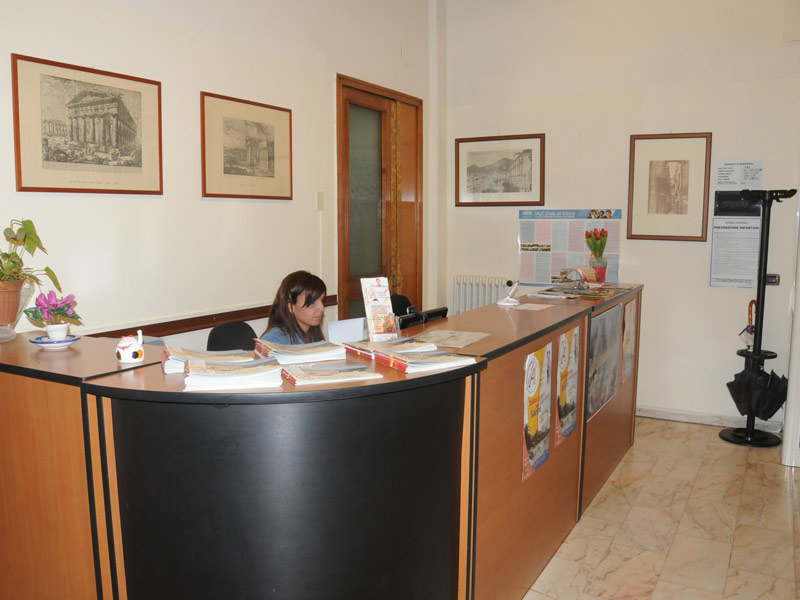 Rezeption der Sprachschule mit Mitarbeiterin am Empfangstresen