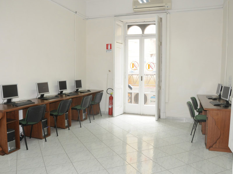 Computerrraum mit mehreren Arbeitsplätzen und hellen Räumlichkeiten in der Sprachschule
