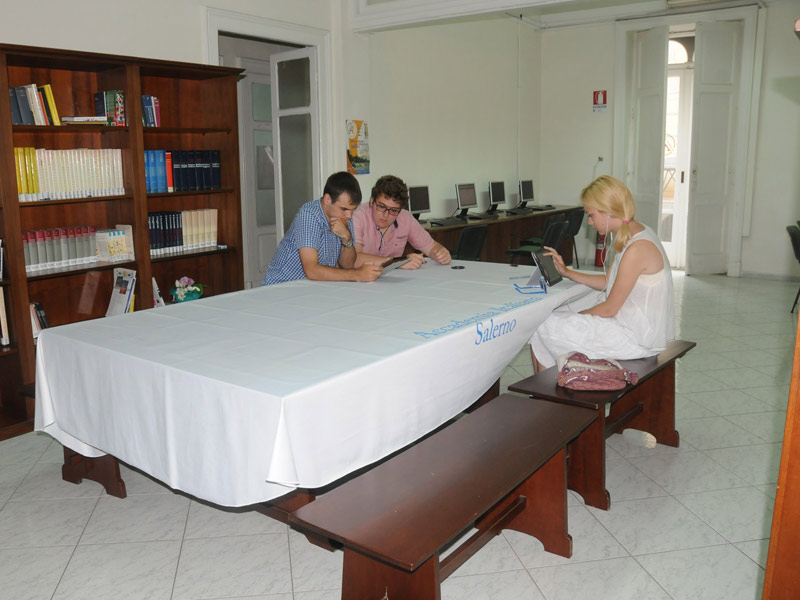 Drei Kursteilnehmende lernen gemeinsam in der Bibliothek der Sprachschule