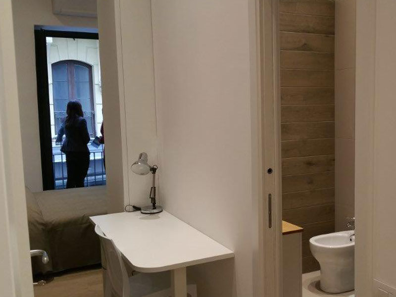 Arbeitsbereich und Bad in einem Apartment der Accademia Italiana in Salerno.