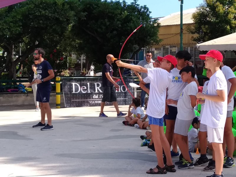 Jugendliche nehmen an einem Bogenschießen-Event im Freien teil