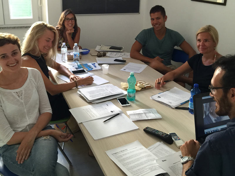 Kleine Gruppe von Sprachschülern beim Italienischunterricht in entspannter Atmosphäre