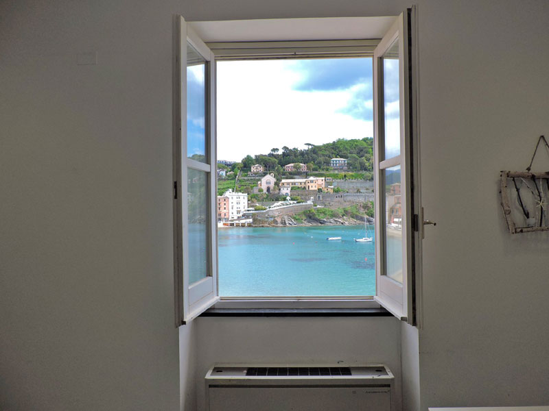 Offenes Fenster mit Blick auf das Meer und die Küste von Sestri Levante