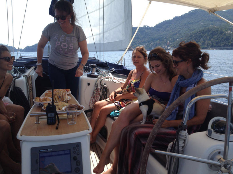 Sprachschülerinnen entspannen auf einem Segelboot während eines gemeinsamen Ausflugs auf dem Meer