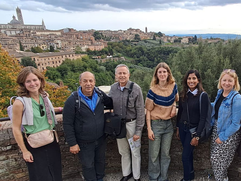 Gruppe von Sprachschülern genießt den Blick auf Siena während eines Ausflugs