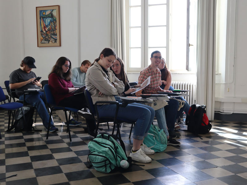 Sprachschüler sitzen im Klassenzimmer und lernen gemeinsam in der Dante Alighieri Sprachschule Siena