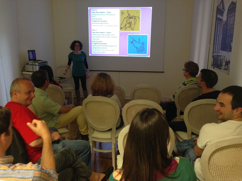 Cours d'italien avec une enseignante et des étudiants internationaux à Trieste
