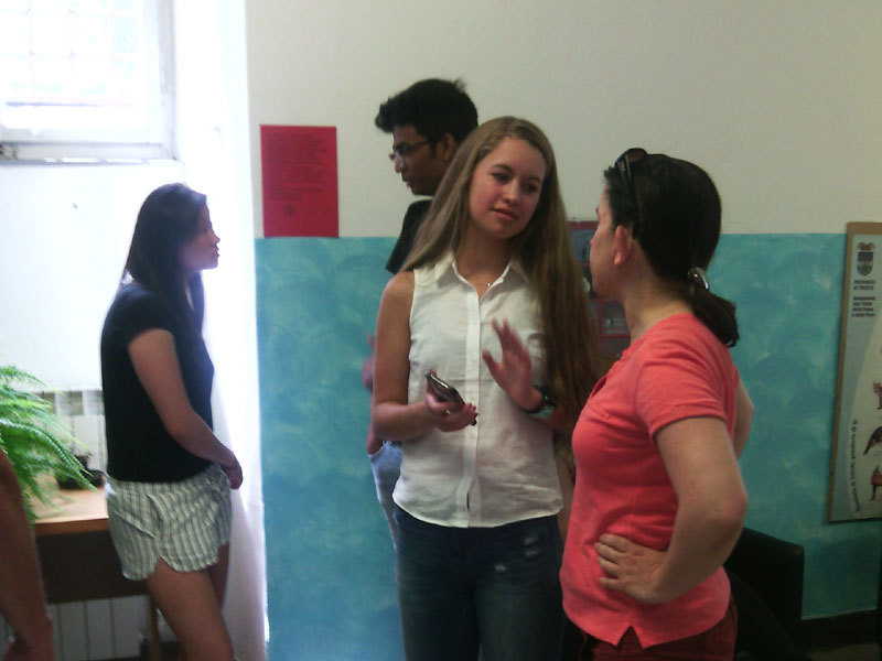 Teilnehmende unterhalten sich in einem Gemeinschaftsraum der Sprachschule