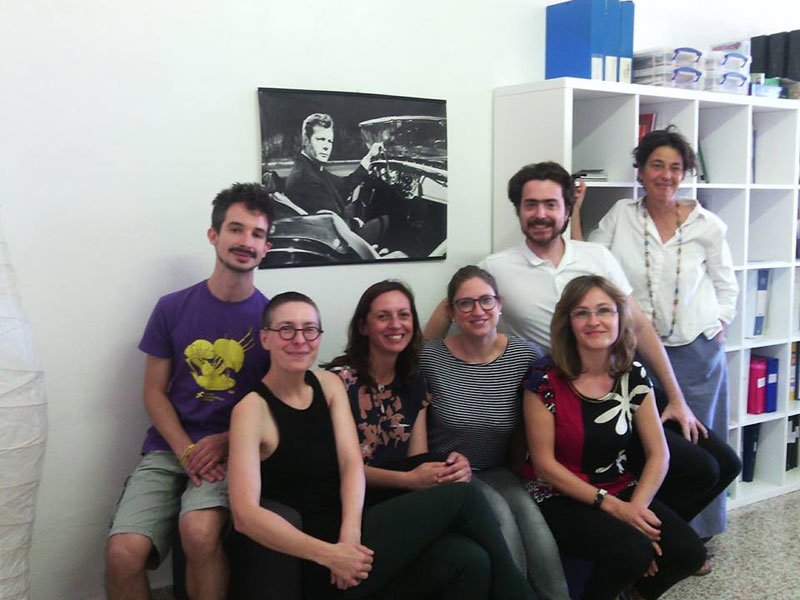 Personen posieren gemeinsam in einem Büro der Sprachschule