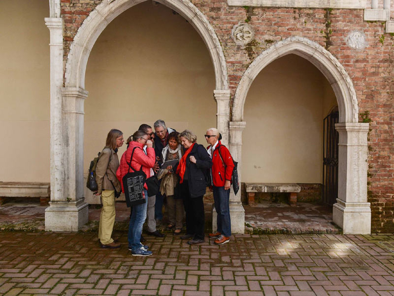 Gruppe von Sprachreisenden erkundet gemeinsam die Altstadt von Triest