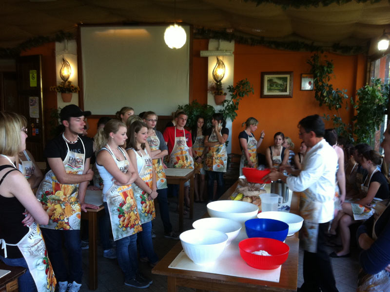 Sprachschüler nehmen an einem Kochkurs teil