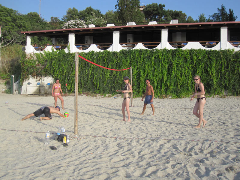 Sprachschüler spielen Beachvolleyball am Strand von Tropea