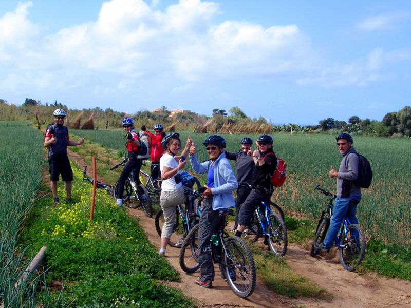 Gruppe von Sprachschülern unternimmt eine Fahrradtour durch die Landschaft bei Tropea
