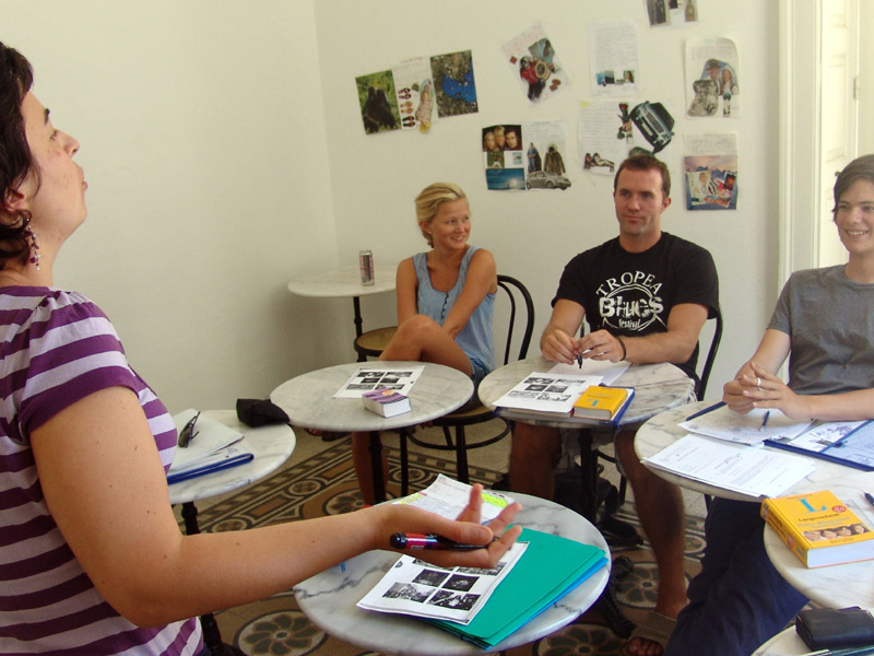 Lehrerin unterrichtet eine kleine Gruppe Sprachschüler