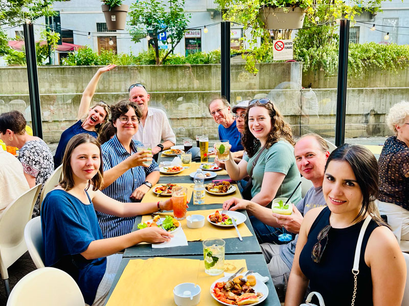 Sprachschüler essen gemeinsam in einem Restaurant in Turin und genießen italienische Spezialitäten