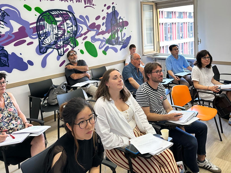 Sprachschüler verfolgen aufmerksam den Unterricht in einem modernen Klassenraum