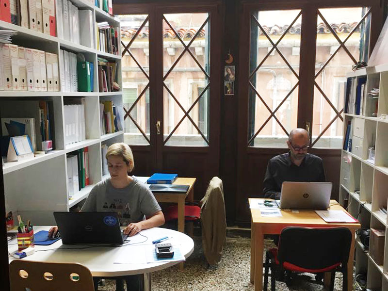 Zwei Personen arbeiten konzentriert an ihren Laptops im Büro des Istituto Venezia