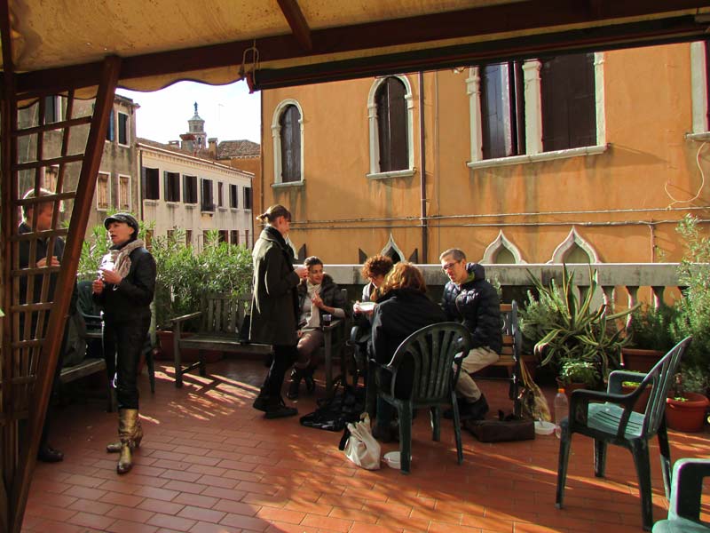 Sprachschüler unterhalten sich auf der Dachterrasse des Istituto Venezia bei sonnigem Wetter