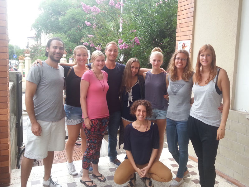 Gruppe von Sprachschülern steht lächelnd vor dem Centro Culturale Giacomo Puccini in Viareggio