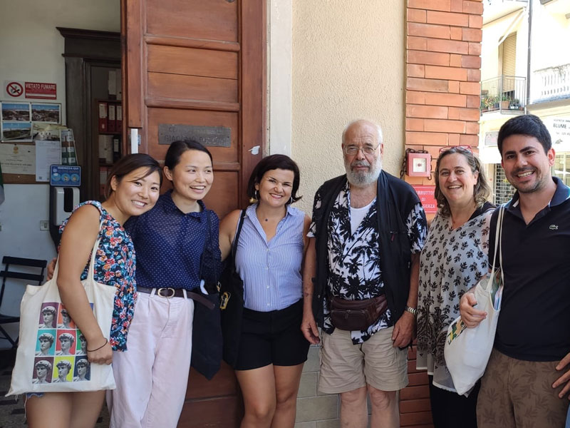 Teilnehmende verschiedener Altersgruppen stehen vor dem Eingang des Centro Culturale Giacomo Puccini in Viareggio