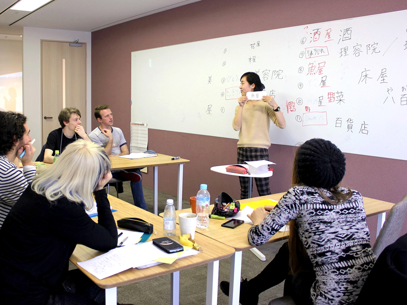 Japanischunterricht im Gruppenraum mit Lehrkraft und internationalen Teilnehmenden