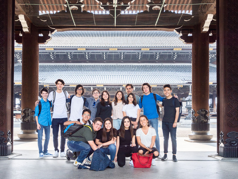 Gruppe von Sprachschülerinnen und -schülern beim Ausflug zu einem Tempel in Kyoto