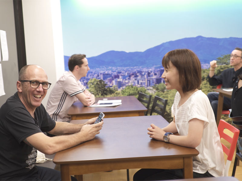 Zwei Personen führen eine Gesprächsübung in der Lounge der Sprachschule durch