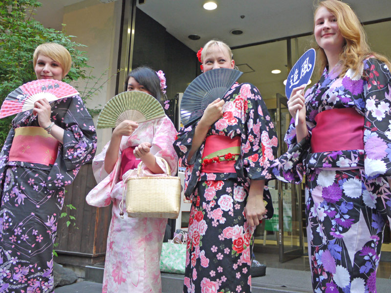 Gruppe in traditionellen Kimonos mit Fächern beim Kulturunterricht