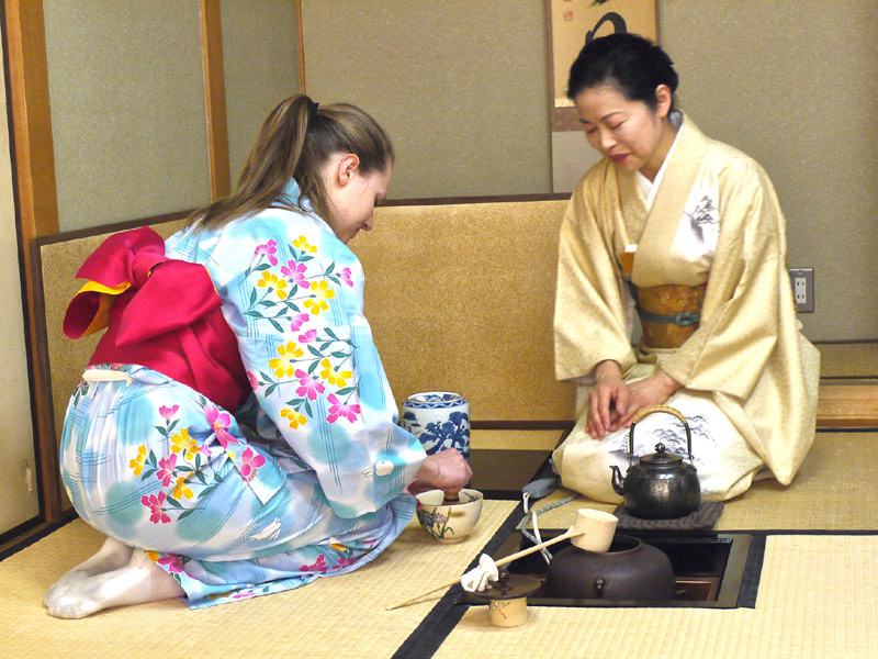 Traditionelle Teezeremonie mit Yukata in einem Tatami-Raum