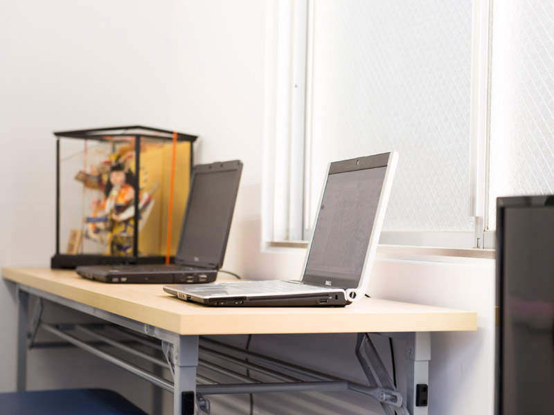 Arbeitsbereich mit Laptops für Sprachschülerinnen und Sprachschüler