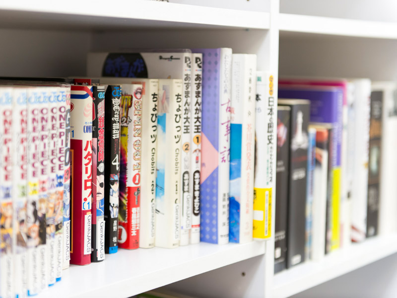 Japanische Bücher und Manga in einem Bücherregal