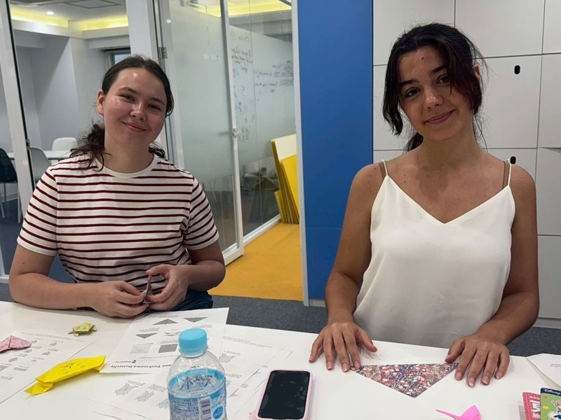 Sprachschüler der LTL Tokio nehmen an einem Kreativ-Workshop im Unterrichtsraum teil