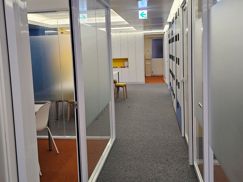 Heller Flur der LTL Tokio Sprachschule mit Glasräumen und modernem Design